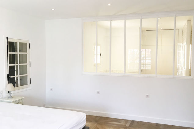 la verrière apporte lumière et caractère à la chambre